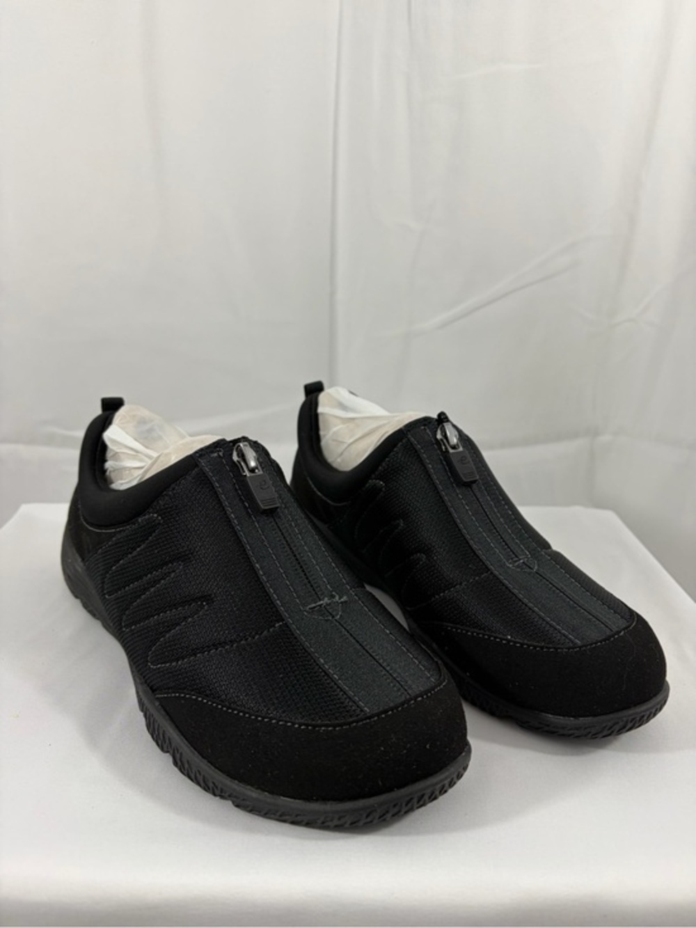 NWT Easy Spirit Women’s Size 6.5 Black Slip-On Casual Zipper Sneakers